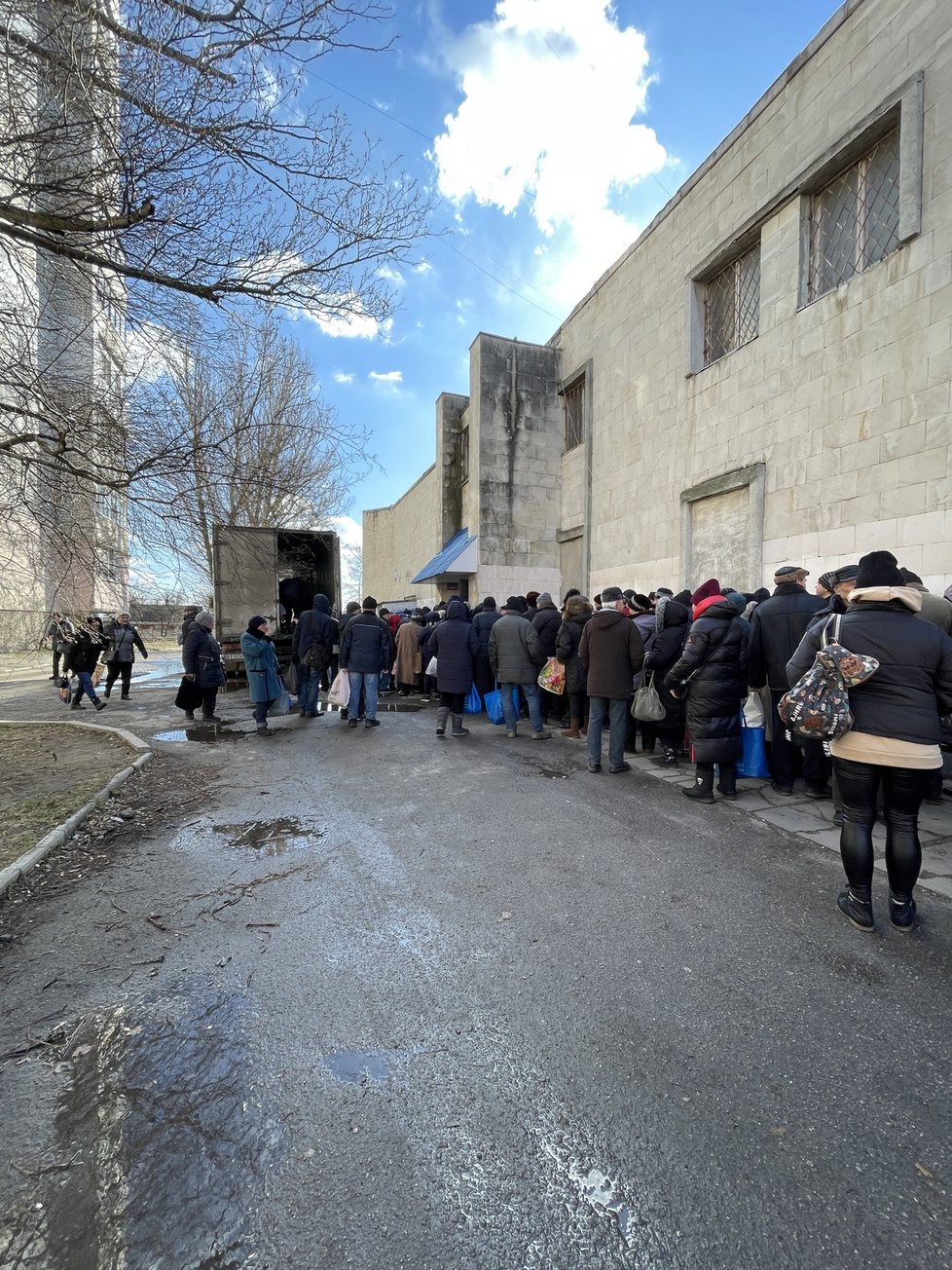 Cherson: Na centrum pomoci se přeměnil i někdejší taneční klub či kino, i zde lidé stojí fronty