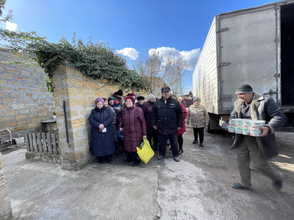 Cherson: Dobrovolníci přivezli chleba a konzervy, lidé čekají ve frontě
