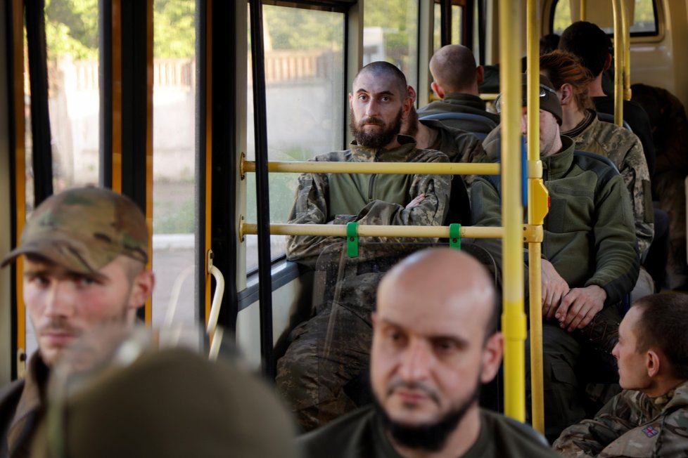 Ukrajinští vojáci evakuovaní z oceláren Azovstal (17. 5. 2022)