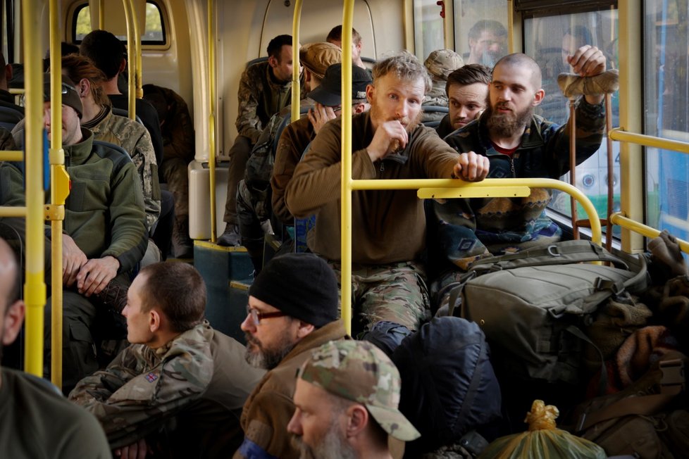Ukrajinští vojáci evakuovaní z oceláren Azovstal (17. 5. 2022)