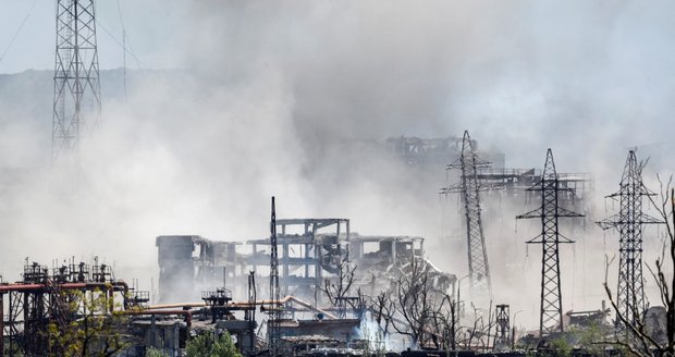 Obránci Azovstalu bojují o přežití. Ukrajinci navrhli Rusům výměnu raněných za ruské vězně