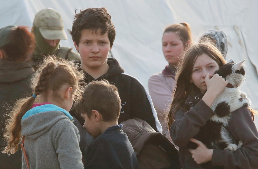 Lidé evakuovaní z oceláren Azovstal (1. 5. 2022)