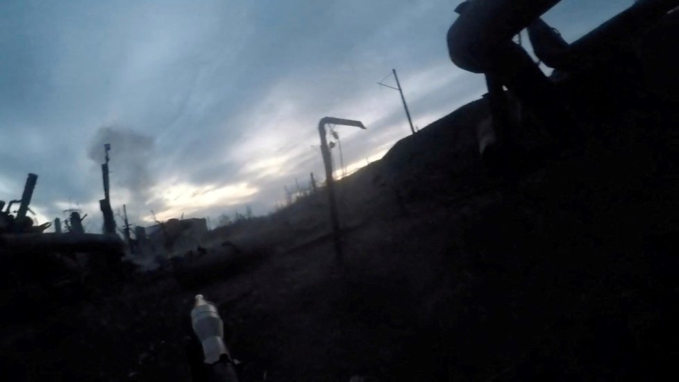 Pohled na namířenou zbraň před výstřelem na komplex železáren a oceli Azovstal v Mariupolu (13. 5. 2022)