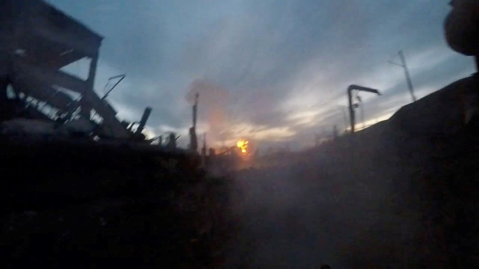 Pohled na namířenou zbraň před výstřelem na komplex železáren a oceli Azovstal v Mariupolu (13. 5. 2022)