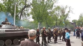 Mariupolští občané versus separatisté, 9. května 2014.