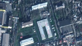 Zkáza Mariupolu: Satelity odhalily novou vojenskou základnu Rusů, nové hroby i demolici budov