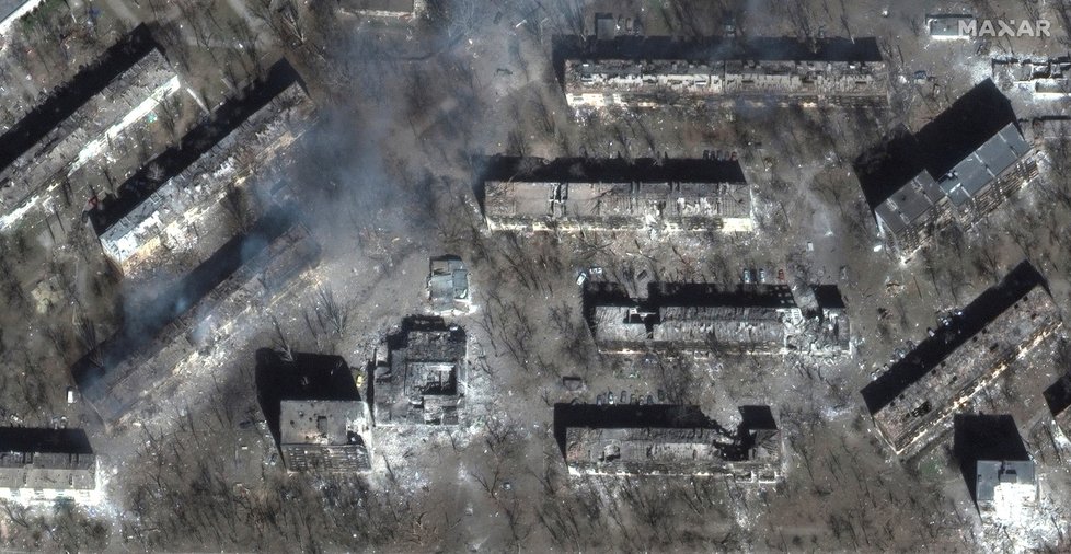 Zkáza Mariupolu na satelitních snímcích