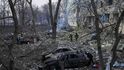 Neustále ostřelovaný Mariupol upadá do beznaděje, ulice jsou plné mrtvol