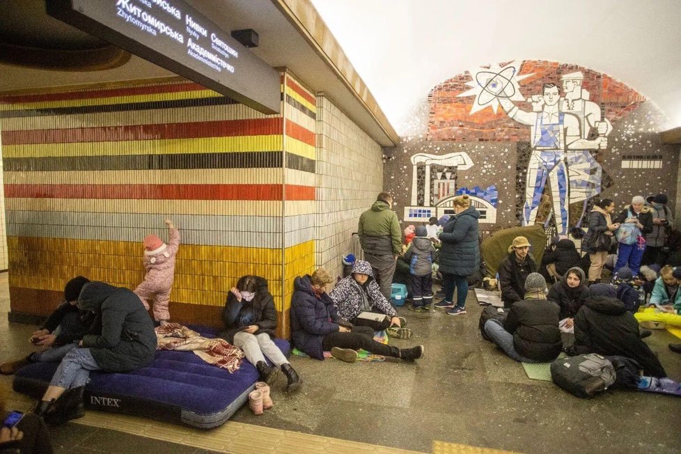 Ukrajinci se chrání před bombami v kyjevském metru.