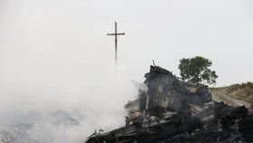 Let MH17 sestřelili Rusové, mají jasno vyšetřovatelé. Čtyři muže čeká soud za vraždu (19. 6. 2019)