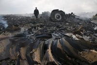 „Odežeň civilisty i tu škodovku!“ Nové video ukazuje separatisty u trosek letu MH17