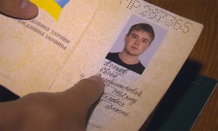 Agapov ukazuje svůj ukrajinský pas.