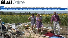 Daily Mail přišel s fotografií rodiny, která se procházela mezi těly a troskami z letu MH17.