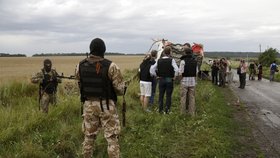 Proruští separatisté dál sabotují vyšetřování katastrofy letu MH17 a znemožnili i vznik bezpečné zóny okolo místa neštěstí.