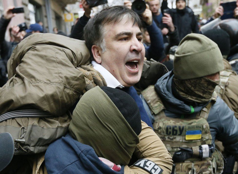 Na Ukrajině vyvrcholily spory mezi tamním prezidentem a gruzínským exprezidentem Michailem Saakašvilim. Zadržela ho tajná policie, rozbouřený dav se ji snažil zastavit.