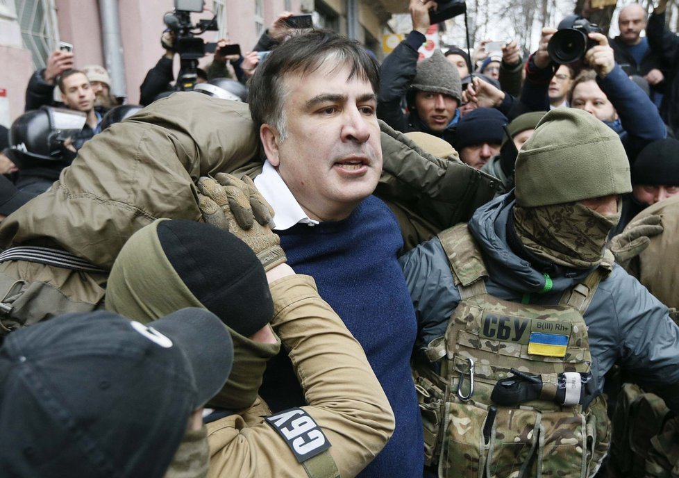 Na Ukrajině vyvrcholily spory mezi tamním prezidentem a gruzínským exprezidentem Michailem Saakašvilim. Zadržela ho tajná policie, rozbouřený dav se ji snažil zastavit.