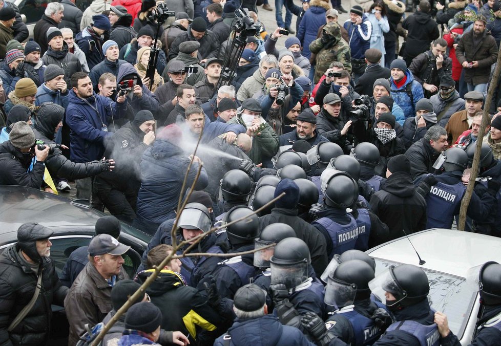 Na Ukrajině vyvrcholily spory mezi tamním prezidentem a gruzínským exprezidentem Michailem Saakašvilim. Zadržela ho tajná policie, rozbouřený dav se ji snažil zastavit.