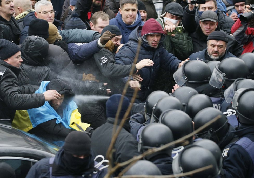 Na Ukrajině vyvrcholily spory mezi tamním prezidentem a gruzínským exprezidentem Michailem Saakašvilim. Zadržela ho tajná policie, rozbouřený dav se ji snažil zastavit.