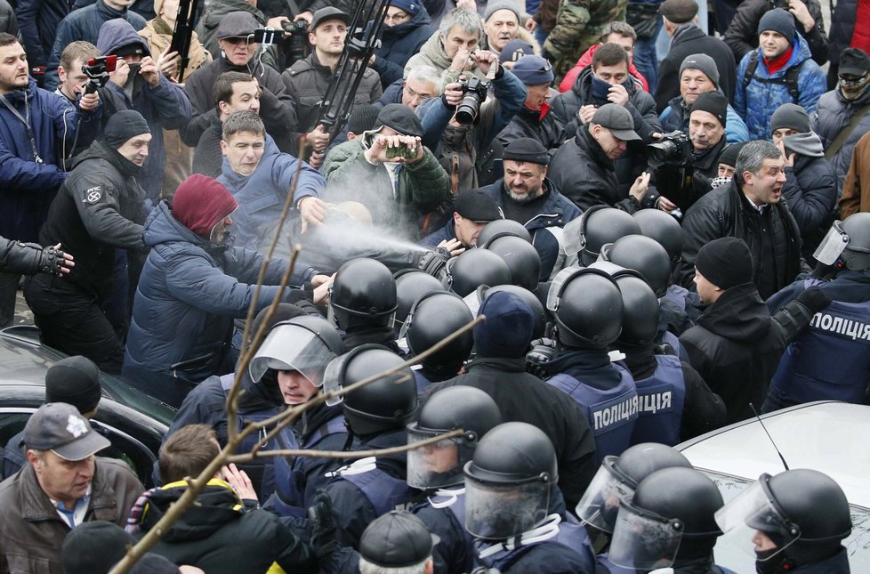 Na Ukrajině vyvrcholily spory mezi tamním prezidentem a gruzínským exprezidentem Michailem Saakašvilim. Zadržela ho tajná policie, rozbouřený dav se ji snažil zastavit.