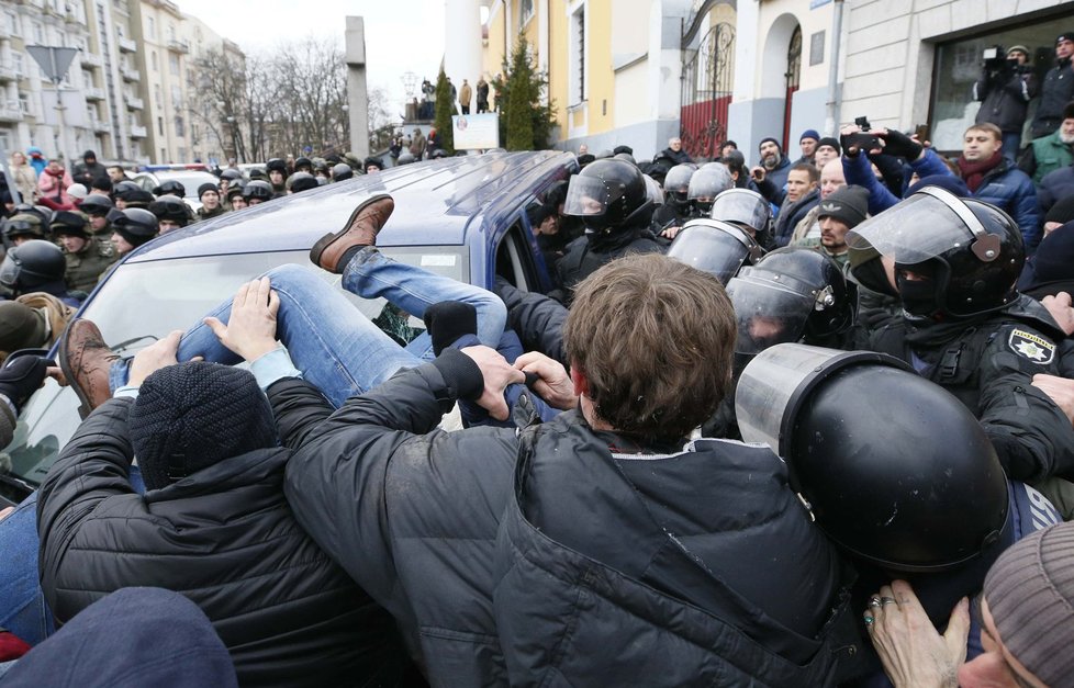 Na Ukrajině vyvrcholily spory mezi tamním prezidentem a gruzínským exprezidentem Michailem Saakašvilim. Zadržela ho tajná policie, rozbouřený dav se ji snažil zastavit.