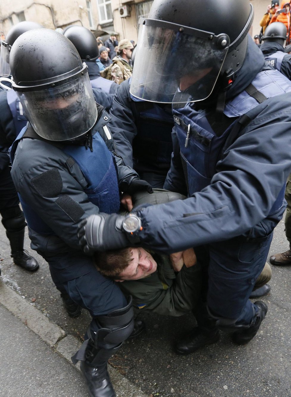 Na Ukrajině vyvrcholily spory mezi tamním prezidentem a gruzínským exprezidentem Michailem Saakašvilim. Zadržela ho tajná policie, rozbouřený dav se ji snažil zastavit.