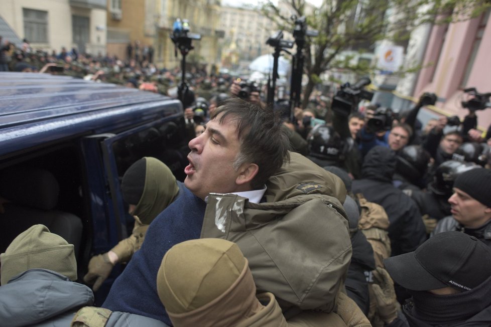 Na Ukrajině vyvrcholily spory mezi tamním prezidentem a gruzínským exprezidentem Michailem Saakašvilim. Zadržela ho tajná policie, rozbouřený dav se ji snažil zastavit.