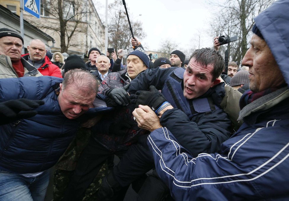 Na Ukrajině vyvrcholily spory mezi tamním prezidentem a gruzínským exprezidentem Michailem Saakašvilim. Zadržela ho tajná policie, rozbouřený dav se ji snažil zastavit.