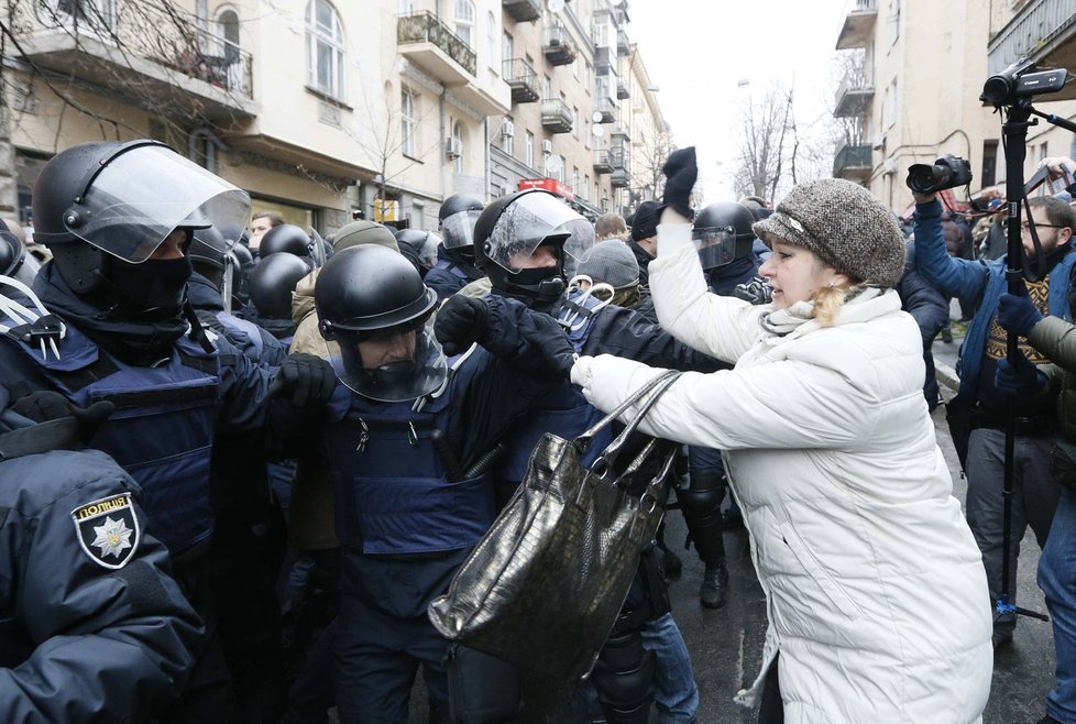 Na Ukrajině vyvrcholily spory mezi tamním prezidentem a gruzínským exprezidentem Michailem Saakašvilim. Zadržela ho tajná policie, rozbouřený dav se ji snažil zastavit.