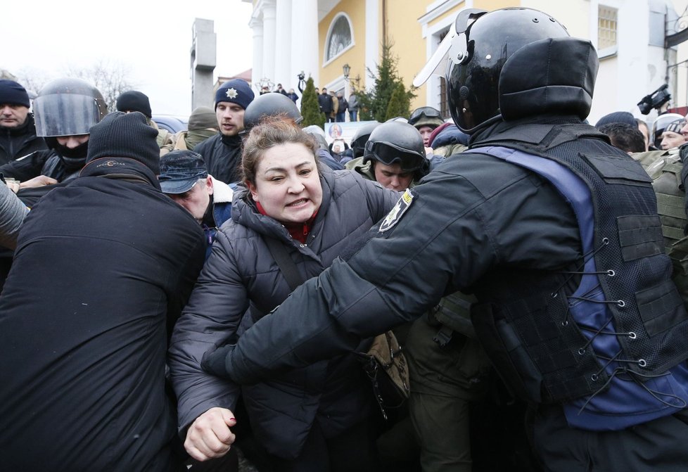 Na Ukrajině vyvrcholily spory mezi tamním prezidentem a gruzínským exprezidentem Michailem Saakašvilim. Zadržela ho tajná policie, rozbouřený dav se ji snažil zastavit.