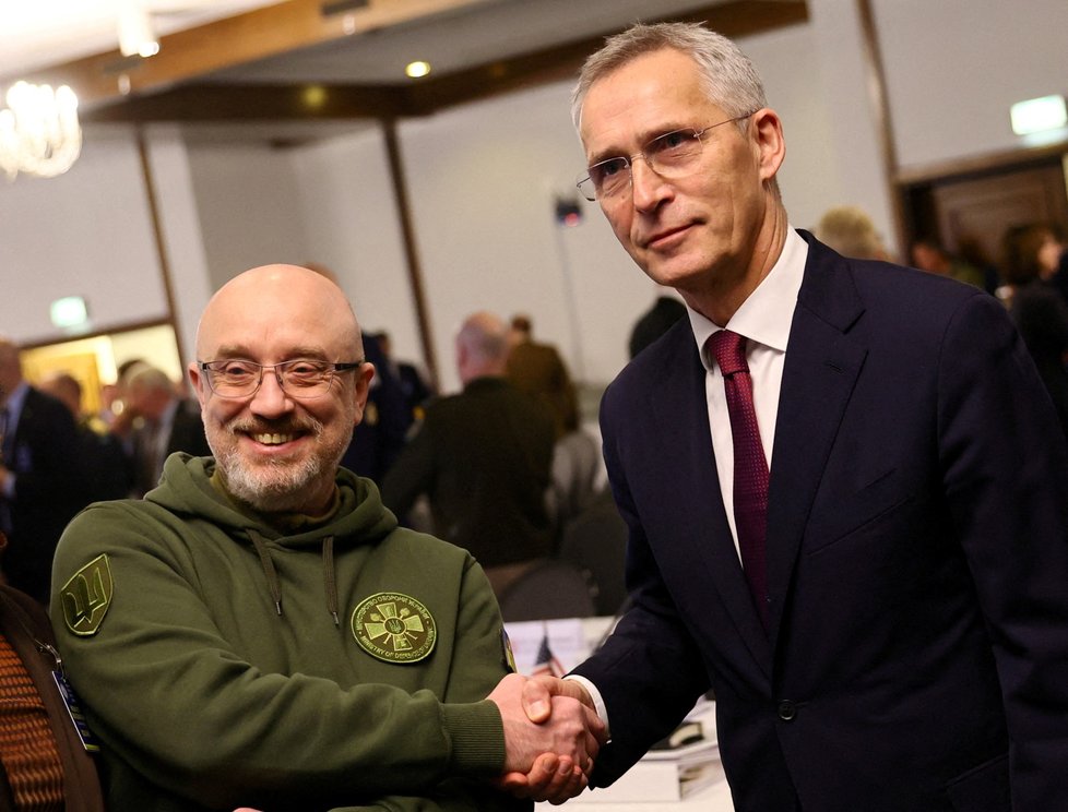 Oleksij Reznikov a Jens Stoltenberg na setkání spojenců Ukrajiny v Německu.
