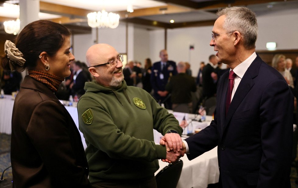 Ukrajinský ministr obrany Reznikov s islandskou kolegyní Gylfadottir a šéfem NATO Stoltenbergem.