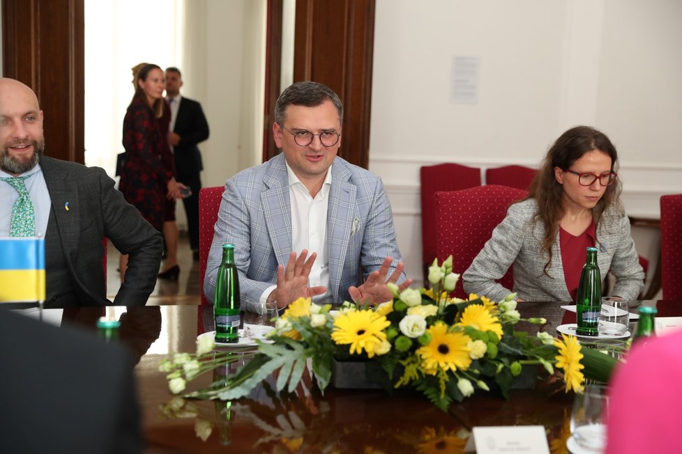 Setkání ukrajinského ministra zahraničí Dmytra Kuleby s předsedkyní Poslanecké sněmovny Markétou Pekarovou Adamovou