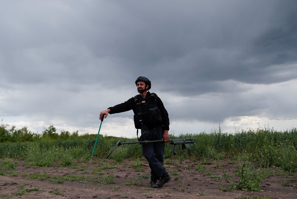 Na Ukrajině pokračuje vyhledávání min (10.5.2023).
