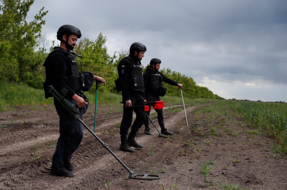 Na Ukrajině pokračuje vyhledávání min (10.5.2023).