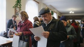 Z téměř 30 tisíc volebních místností ve stanovenou dobu neotevřelo 315. Z toho je 235 v Doněcké oblasti. Nejvážnější situace je ve městech Mariupolu a Krasnoarmijsku.