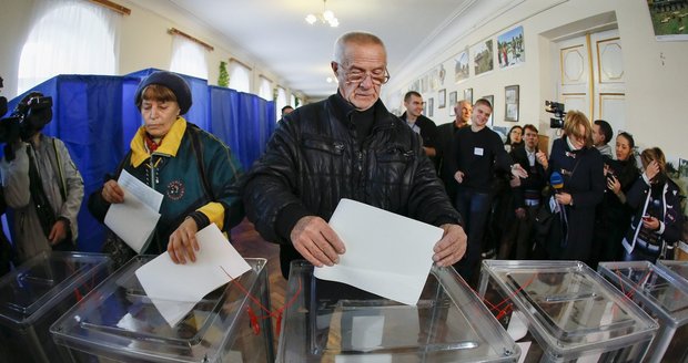 Místní volby v Donbasu váznou. V Mariupolu bylo hlasování zrušeno