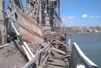 Části Ukrajiny hrozí odříznutí. Rusové poničili důležitý železniční most u Dněstru