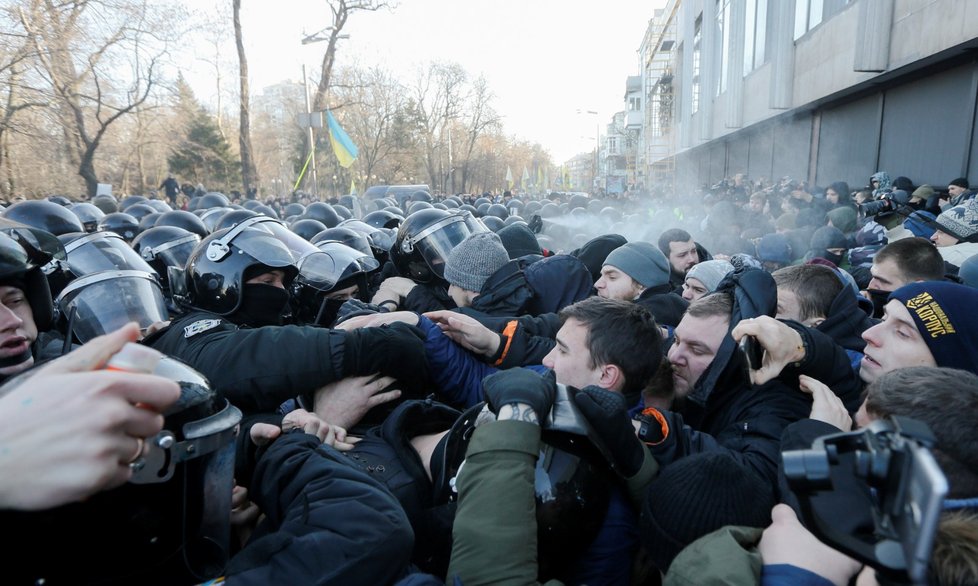 U parlamentu v Kyjevě se poprali policisté s nacionalisty (17. 12. 2019).