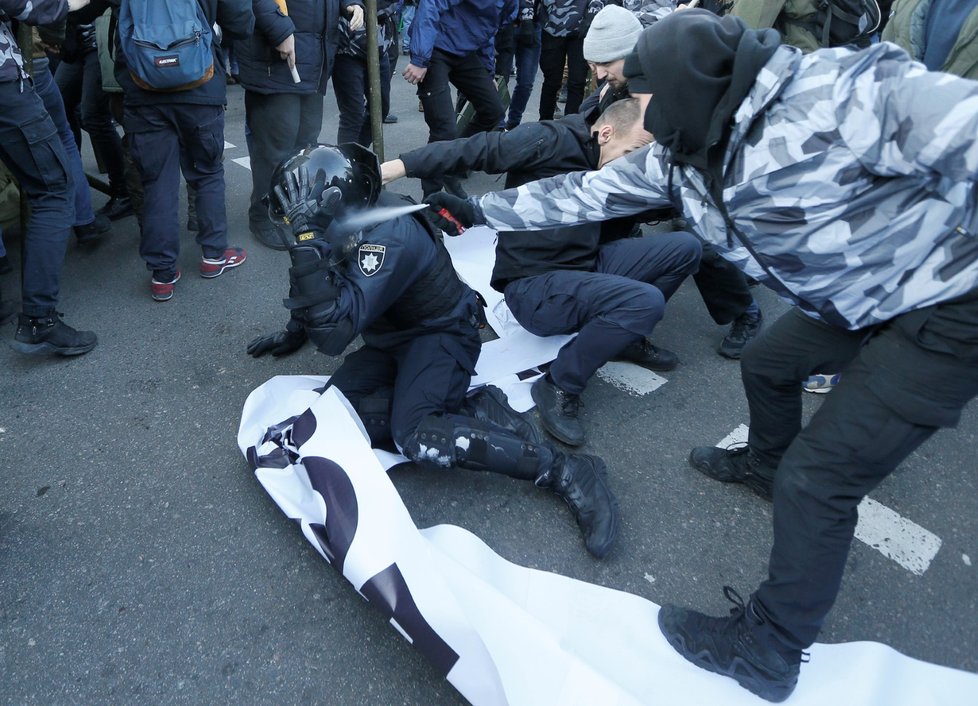 U parlamentu v Kyjevě se poprali policisté s nacionalisty (17. 12. 2019).