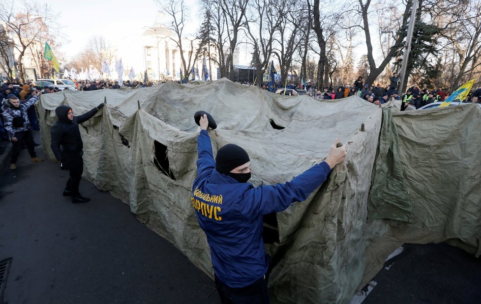 U parlamentu v Kyjevě se poprali policisté s nacionalisty (17. 12. 2019).