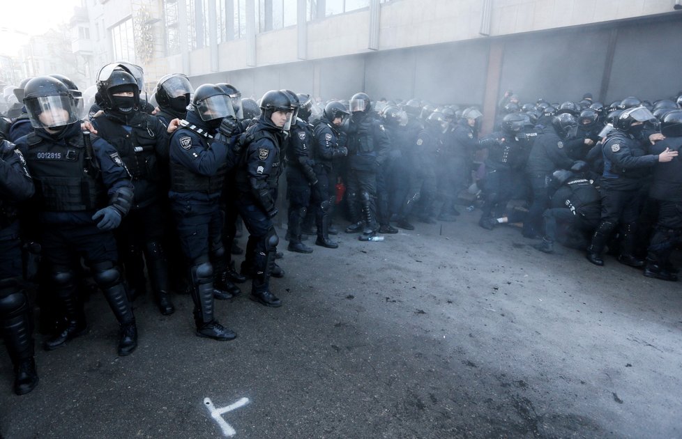 U parlamentu v Kyjevě se poprali policisté s nacionalisty (17. 12. 2019).