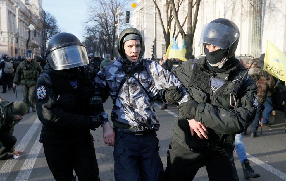 U parlamentu v Kyjevě se poprali policisté s nacionalisty (17. 12. 2019).