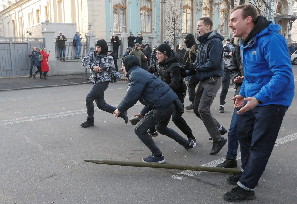 U parlamentu v Kyjevě se poprali policisté s nacionalisty (17. 12. 2019).