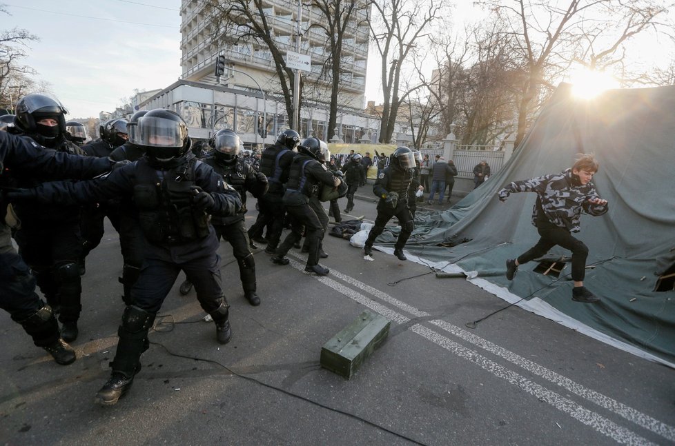 U parlamentu v Kyjevě se poprali policisté s nacionalisty (17. 12. 2019).