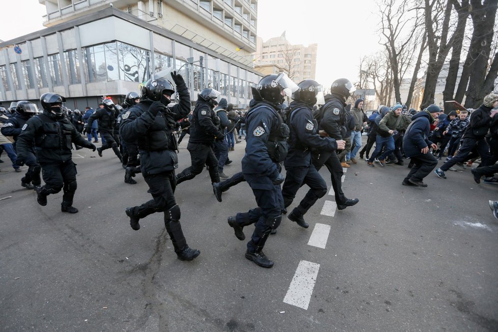 U parlamentu v Kyjevě se poprali policisté s nacionalisty (17. 12. 2019).