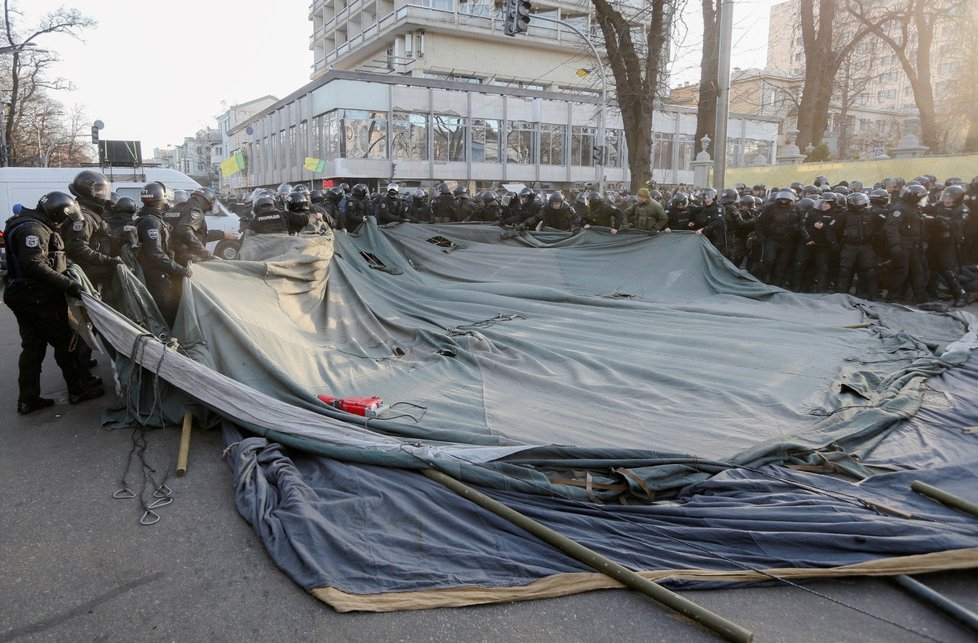 U parlamentu v Kyjevě se poprali policisté s nacionalisty (17. 12. 2019).