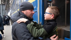 Dojemné loučení otce se synem. Ruslan poslal svou rodinu z Ukrajiny do Maďarska. Sám musel zůstat, aby bojoval.