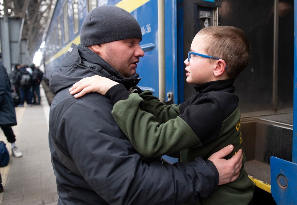 Dojemné loučení otce se synem. Rus poslal svou rodinu z Ukrajiny do Maďarska. Sám musel zůstat, aby bojoval.