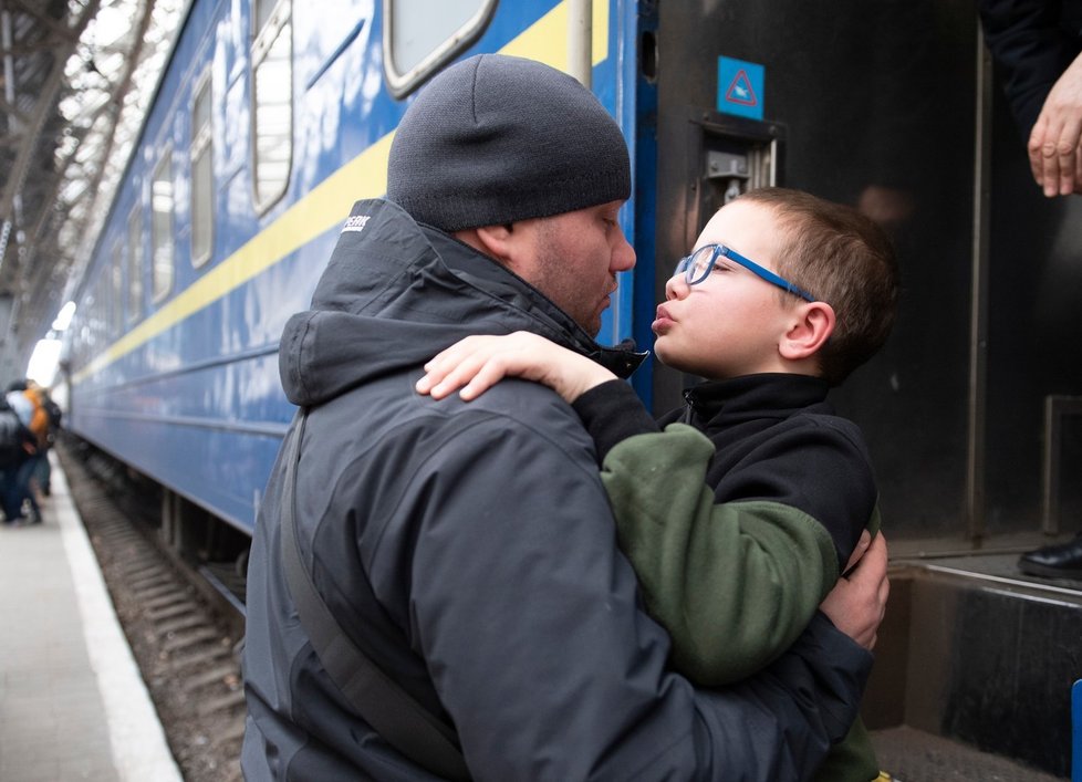 Dojemné loučení otce se synem. Rus poslal svou rodinu z Ukrajiny do Maďarska. Sám musel zůstat, aby bojoval.