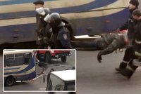 Brutální video od 18 let: Demonstranti na Ukrajině uřízli policistovi hlavu!
